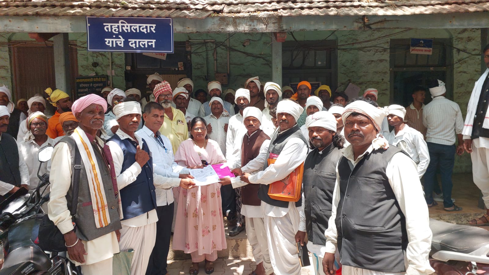 जनगणनेसंदर्भात एसी भारत सरकारच्या कार्यकर्त्यांचे तहसील कार्यालयावर निवेदन
