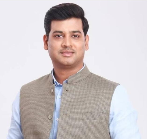अमळनेरात खासदार डॉ. श्रीकांत शिंदे यांचा शिवसंवाद दौरा